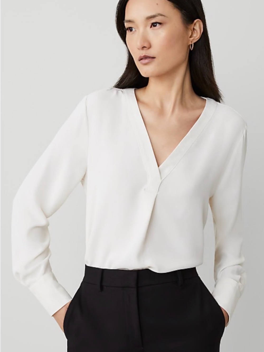 Ann Taylor Women’s Ivory Pleated V-Neck Long Sleeve Blouse SZ M